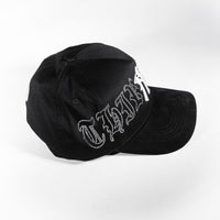 Lateral de la gorra 31 Hats NY Crystals con letras góticas en cristales