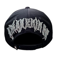 Parte trasera de la gorra Rude Awakenings con letras en brillantes y cierre snapback